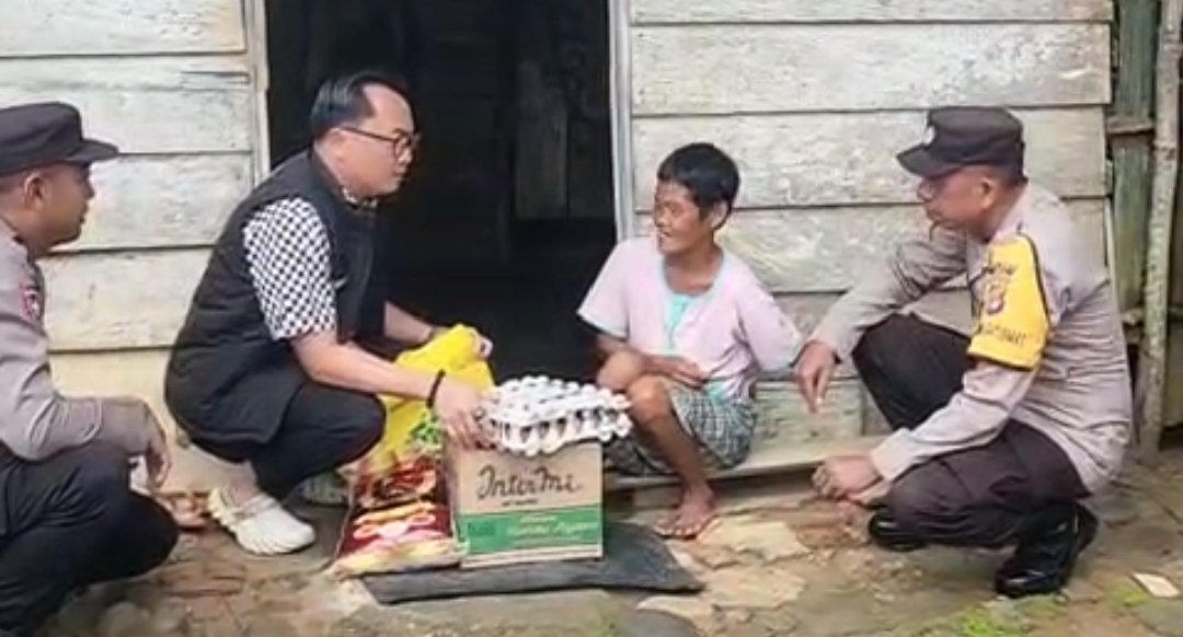 Jum’at Berkah, Polsek Muara Beliti Polres Musi Rawas Berbagi Sembako kepada Warga