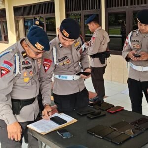 Satbrimob Polda Sumsel Batalyon B Pelopor Laksanakan Pemeriksaan Ponsel Personel Secara Mendadak