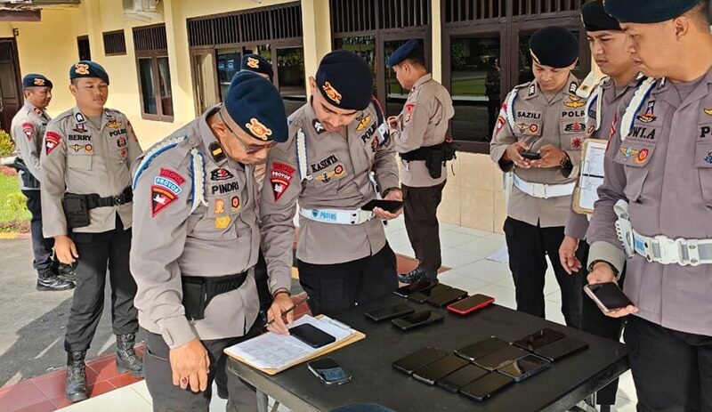 Satbrimob Polda Sumsel Batalyon B Pelopor Laksanakan Pemeriksaan Ponsel Personel Secara Mendadak