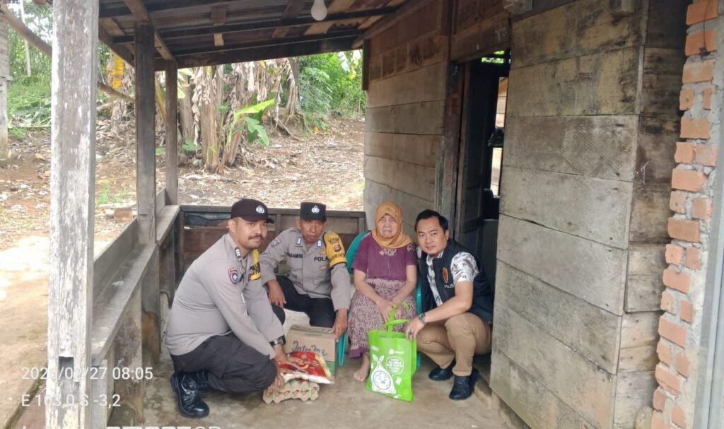 Polsek Muara Beliti Gelar Program “Mang Beliti”, Berbagi untuk Lansia Dhuafa Kampung V Desa Rantau Bingin
