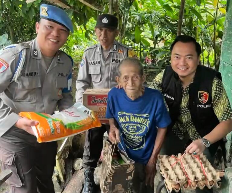 Polsek Muara Beliti Gelar Program MANG BELITI Jumat Berkah, Bantu Warga Membutuhkan