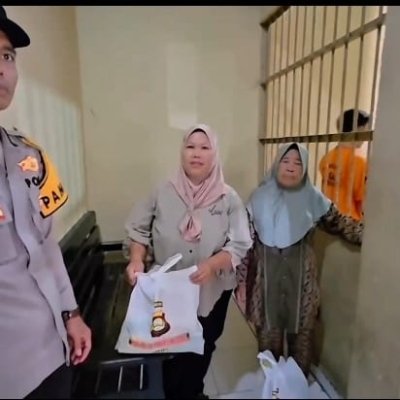 Polres Lubuk Linggau Tunjukkan Sisi Kemanusiaan, Salurkan Bingkisan untuk Keluarga Tahanan