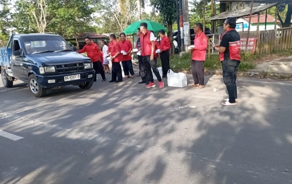 Pengurus DPC PDI-P Kota Prabumulih Berbagi Takjil, Siap Dirikan Posko Lebaran