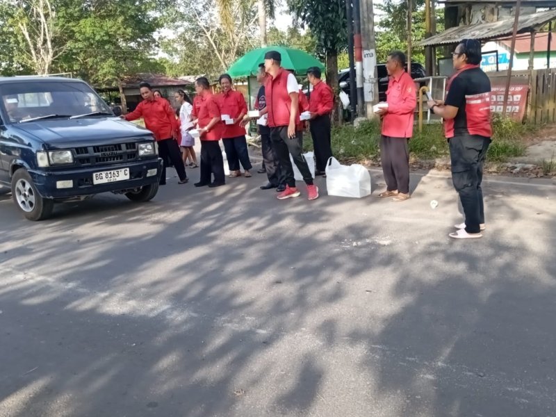 Pengurus DPC PDI-P Kota Prabumulih Berbagi Takjil, Siap Dirikan Posko Lebaran