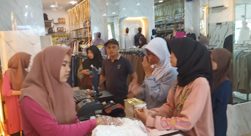 Indahnya Berbagi di Bulan Ramadan, Anak Yatim Kali Serayu Diajak Belanja Baju Lebaran