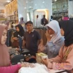 Indahnya Berbagi di Bulan Ramadan, Anak Yatim Kali Serayu Diajak Belanja Baju Lebaran