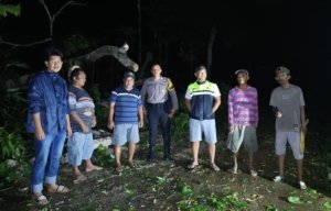 Polisi Sigap Tanggap Bencana, Bhabinkamtibmas Batu Urip Sisir Lokasi Dampak Angin Kencang