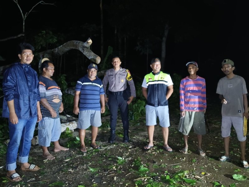 Polisi Sigap Tanggap Bencana, Bhabinkamtibmas Batu Urip Sisir Lokasi Dampak Angin Kencang