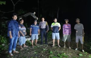 Polisi Sigap Tanggap Bencana, Bhabinkamtibmas Batu Urip Sisir Lokasi Dampak Angin Kencang
