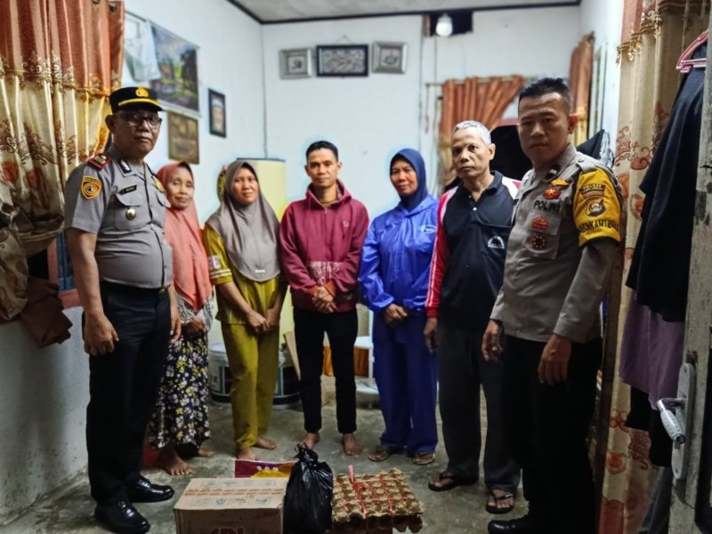 Kapolsek Lubuk Linggau Timur I Salurkan Bantuan untuk Korban Angin Kencang, Wujud Nyata Kepedulian Polri