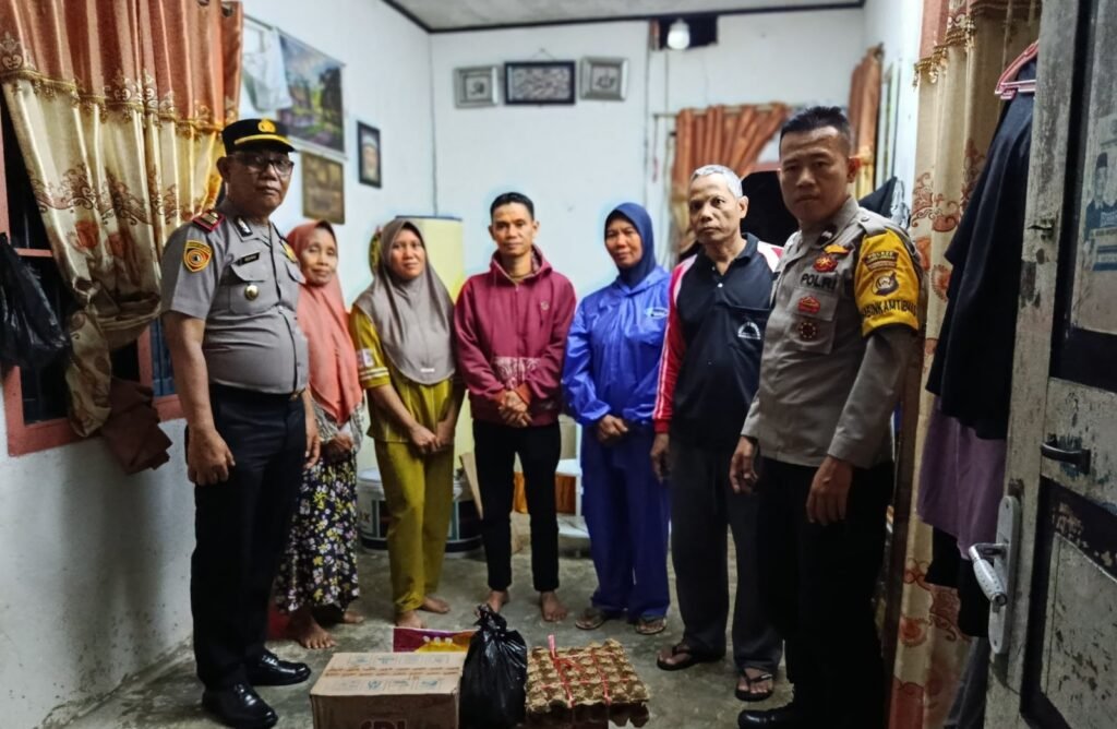 Kapolsek Lubuk Linggau Timur I Salurkan Bantuan untuk Korban Angin Kencang, Wujud Nyata Kepedulian Polri