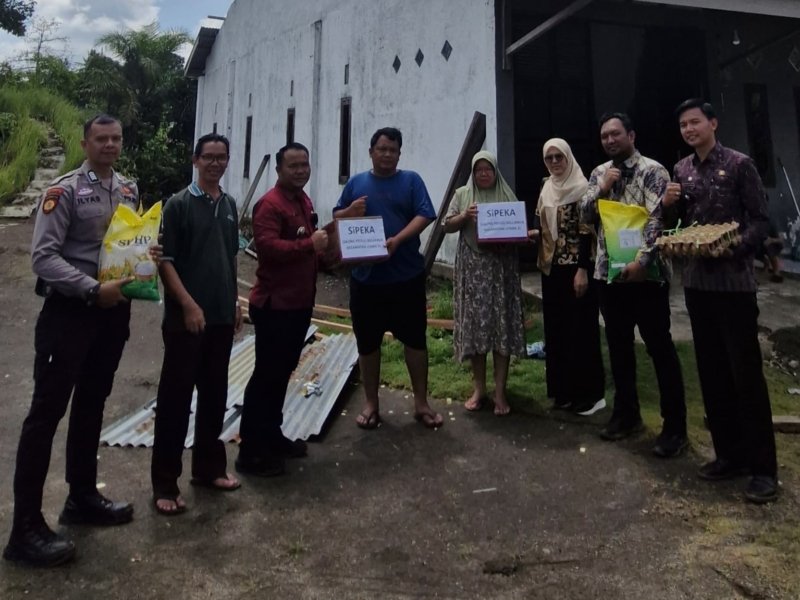 Saling Peduli! Camat Lubuk Linggau Utara II Bersama Polri Salurkan Bantuan Korban Puting Beliung di Batu Urip