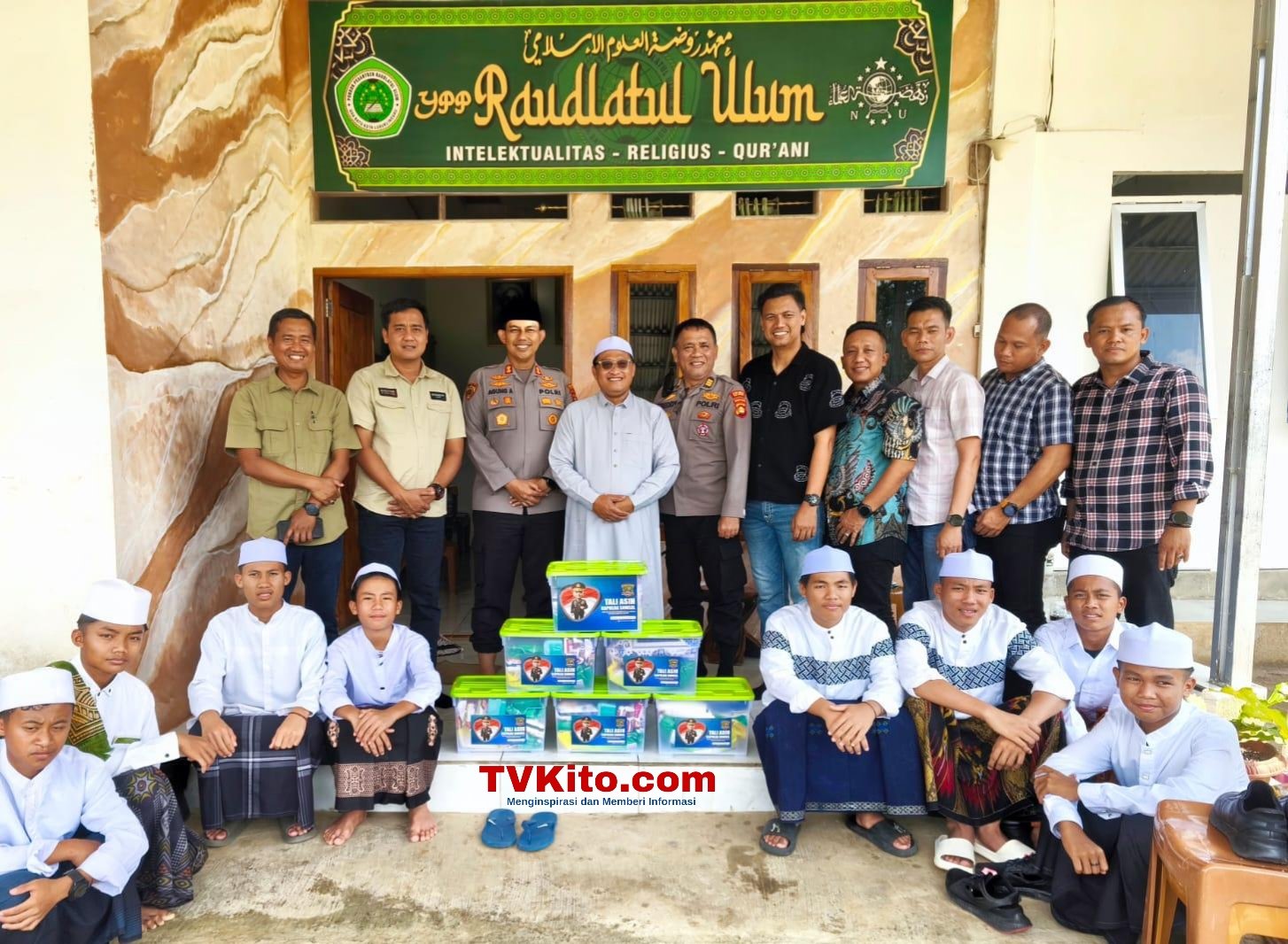 Kapolres Musi Rawas Sambangi Ponpes Raudlatul Ulum, Salurkan Bantuan Kapolda Sumsel