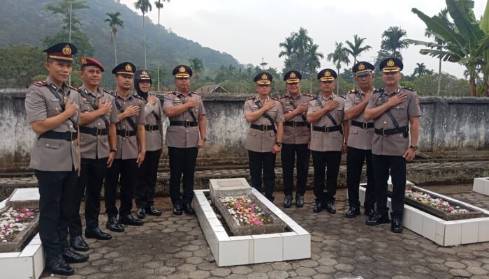 Penuh Khidmat! Dua Kapolres Bersatu Ziarah ke TMP Patria Bukit Sulap Jelang Hari Bhayangkara ke-80