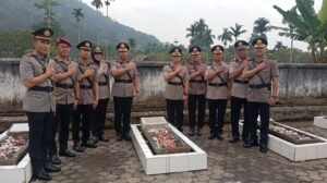 Penuh Khidmat! Dua Kapolres Bersatu Ziarah ke TMP Patria Bukit Sulap Jelang Hari Bhayangkara ke-80