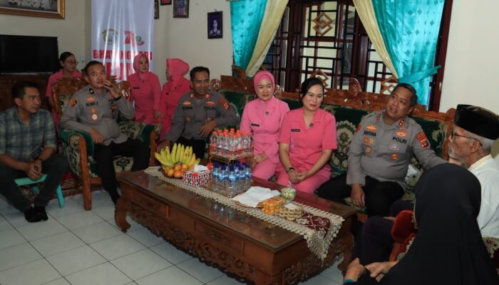 Jelang Hari Bhayangkara ke-80, Polres Lubuk Linggau Anjangsana ke Rumah Purnawirawan dan Warakawuri