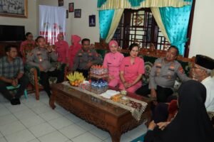 Jelang Hari Bhayangkara ke-80, Polres Lubuk Linggau Anjangsana ke Rumah Purnawirawan dan Warakawuri