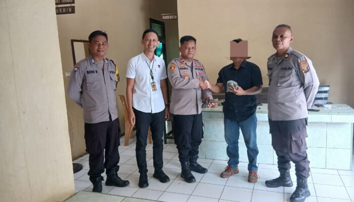 Mengejutkan !  Warga Lubuk Linggau Datangi Polsek, Serahkan Revolver dan 68 Peluru Aktif