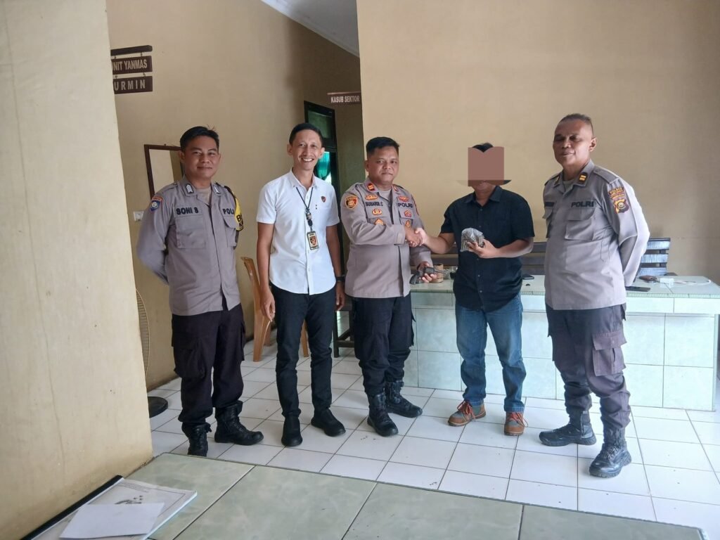 Mengejutkan !  Warga Lubuk Linggau Datangi Polsek, Serahkan Revolver dan 68 Peluru Aktif