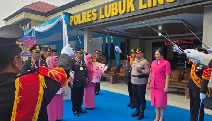 Haru dan Khidmat, Polres Lubuk Linggau Lepas 5 Personel Purna Bakti dengan Tradisi Pedang Pora