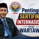 Pentingnya Sertifikasi Internasional bagi Wartawan  Oleh: Aceng Syamsul Hadie, S.Sos., MM Ketua Dewan Pembina Pusat ASWIN (Asosiasi Wartawan Internasional)