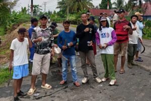 Sat Binmas Polres Lubuk Linggau Bersama Polsek, Kecamatan, dan Warga Gelar Gotong Royong Bersihkan Siring Agung