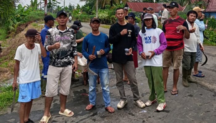 Sat Binmas Polres Lubuk Linggau Bersama Polsek, Kecamatan, dan Warga Gelar Gotong Royong Bersihkan Siring Agung