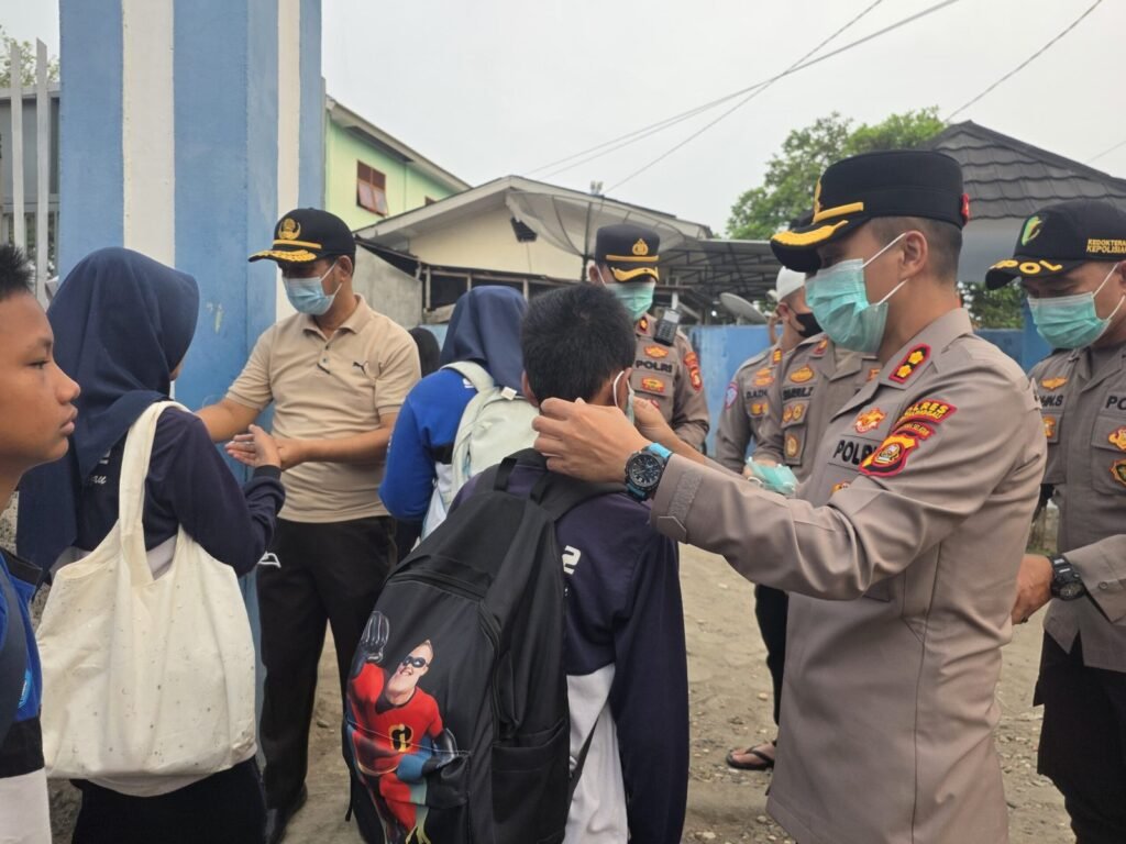 Kapolres Lubuk Linggau Bagikan 1.276 Masker ke Pelajar SMPN 2, Wujud Kepedulian Polri Jaga Generasi Muda