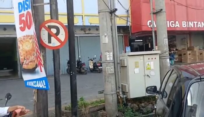 Video Dugaan Juru Parkir Beroperasi di Bawah Rambu Larangan Parkir di Lubuklinggau Viral, Warganet Soroti Dugaan Pelanggaran