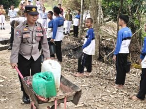 Polres Lubuk Linggau Salurkan 3 Kubik Air Bersih ke SMPN 14, Wujud Kepedulian Polri di Tengah Kekeringan