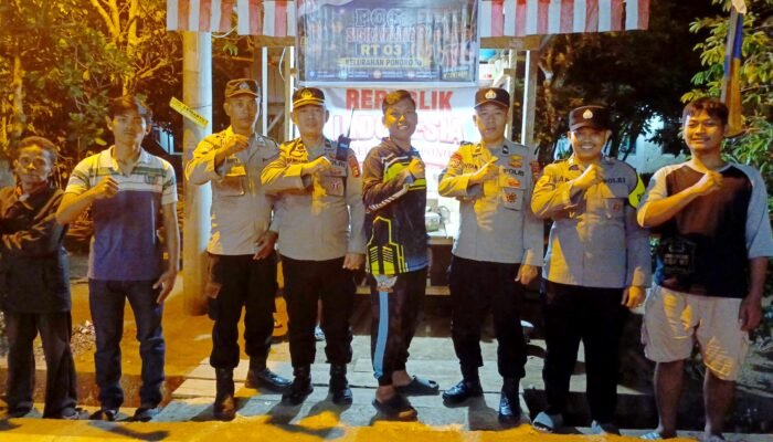Senter Gratis untuk Siskamling, Polres Lubuk Linggau Perkuat Garda Keamanan Warga