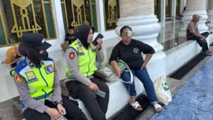 DITINGGAL SUAMI, PEREMPUAN KEBINGUNGAN MINTA PERTOLONGAN SAAT SHALAT JUMAT, SRIKANDI POLRES LUBUK LINGGAU TURUN TANGAN