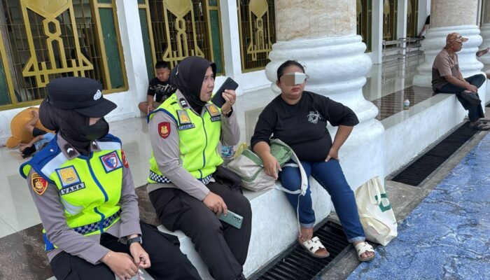 DITINGGAL SUAMI, PEREMPUAN KEBINGUNGAN MINTA PERTOLONGAN SAAT SHALAT JUMAT, SRIKANDI POLRES LUBUK LINGGAU TURUN TANGAN