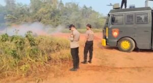 SIGAP! POLRES MUSI RAWAS PADAMKAN KEBAKARAN 1 HEKTARE LAHAN DI MUARA BELITI, DIDUGA DIPICU PUNTUNG ROKOK