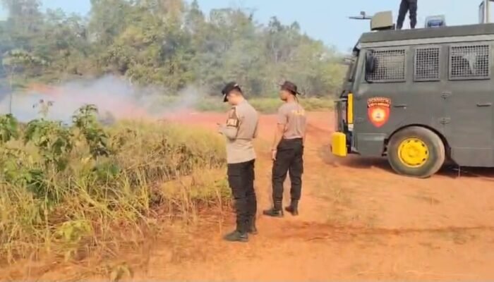 SIGAP! POLRES MUSI RAWAS PADAMKAN KEBAKARAN 1 HEKTARE LAHAN DI MUARA BELITI, DIDUGA DIPICU PUNTUNG ROKOK