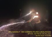 API MELALAP 2.500 METER PERSEGI LAHAN DI AIR TEMAM, POLISI DAN WARGA BERJIBAKU PADAMKAN KOBARAN