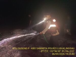 API MELALAP 2.500 METER PERSEGI LAHAN DI AIR TEMAM, POLISI DAN WARGA BERJIBAKU PADAMKAN KOBARAN