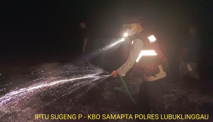 API MELALAP 2.500 METER PERSEGI LAHAN DI AIR TEMAM, POLISI DAN WARGA BERJIBAKU PADAMKAN KOBARAN