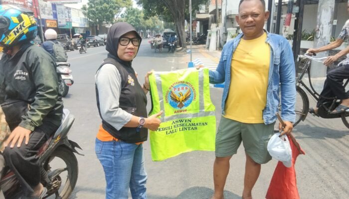 ASWIN Peduli Keselamatan Lalu Lintas, Relawan di Titik Rawan Jombang Dibekali Rompi Keselamatan