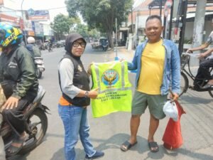 ASWIN Peduli Keselamatan Lalu Lintas, Relawan di Titik Rawan Jombang Dibekali Rompi Keselamatan