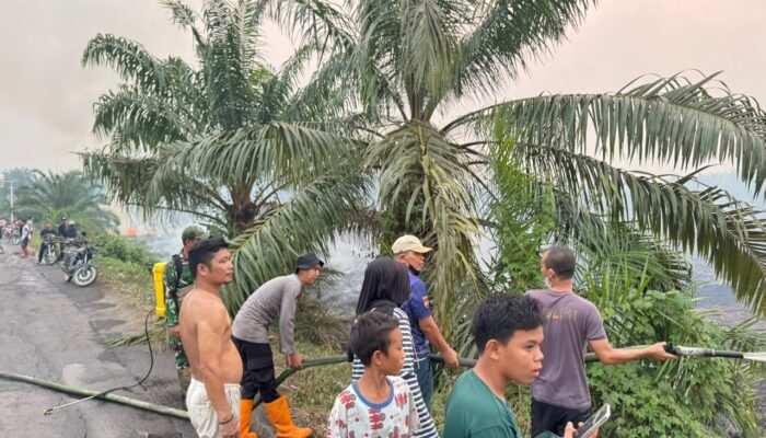 4 Hektare Lahan Gambut Terbakar di Prabumulih II, Polsek Muara Lakitan Bersama TNI dan Warga Bergerak Cepat