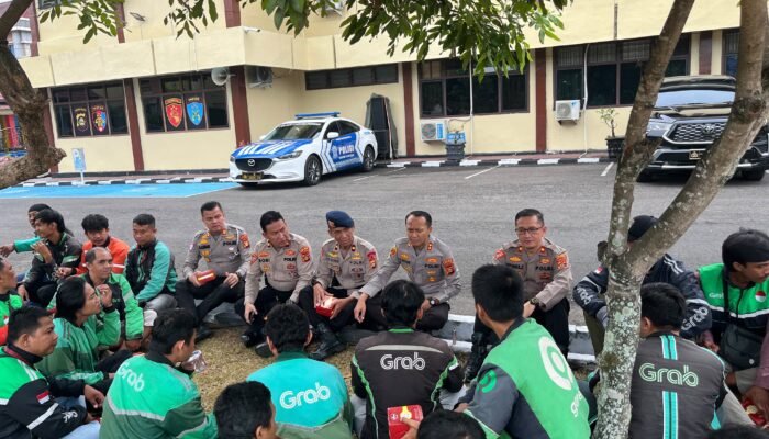 HUT Lalu Lintas ke-71, Kapolres Lubuk Linggau Sarapan Bersama Ojol dan Ojek Pangkalan