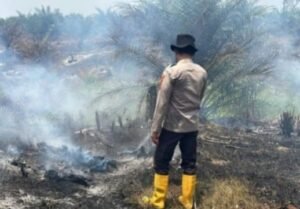 Titik Panas Muncul di Semeteh, Personel Polsek Muara Lakitan Polres Musi Rawas Sigap Cek Lokasi Karhutla