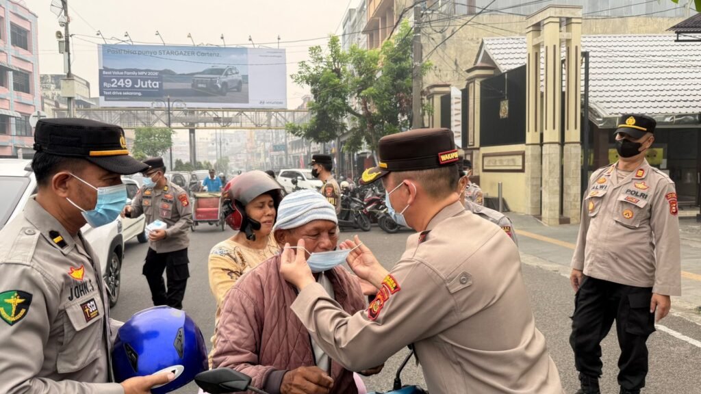 Polres Lubuk Linggau Bagikan Masker Gratis, Respons Kabut Asap yang Kian Pekat