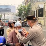 Polres Lubuk Linggau Bagikan Masker Gratis, Respons Kabut Asap yang Kian Pekat