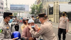 Polres Lubuk Linggau Bagikan Masker Gratis, Respons Kabut Asap yang Kian Pekat