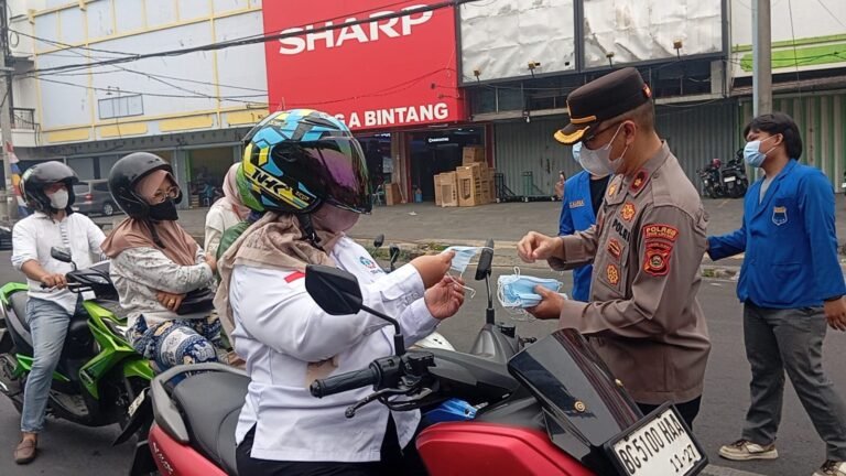 Polres Lubuk Linggau dan PMII Bagikan 1.500 Masker Gratis, Peduli Kesehatan Masyarakat