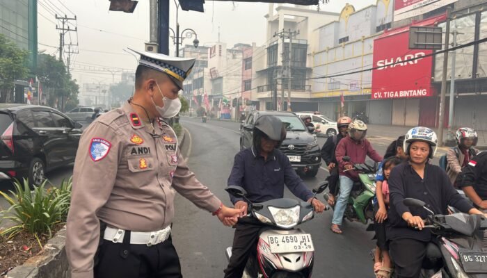 Satlantas Polres Lubuk Linggau Imbau Pengendara Nyalakan Lampu Kendaraan di Tengah Kabut Asap
