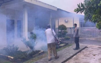 Fogging Rumah Dinas dan Asrama, Polres Lubuk Linggau Cegah Penyebaran DBD