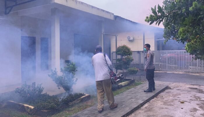 Fogging Rumah Dinas dan Asrama, Polres Lubuk Linggau Cegah Penyebaran DBD